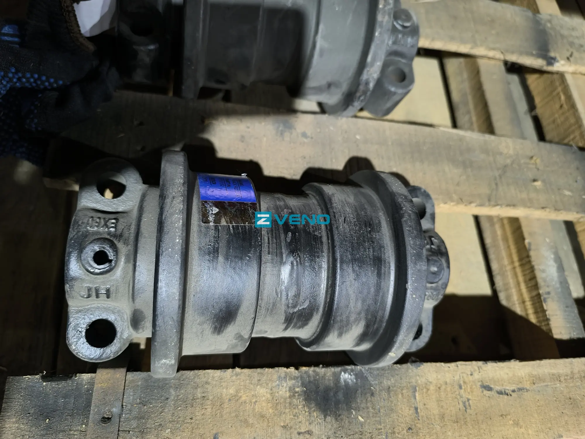 Купить Каток опорный HITACHI ZX330-3 (9253782) (JH) по цене от 11