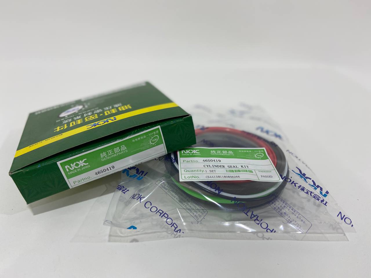 Ремкомплект гидроцилиндра стрелы HITACHI ZX240-3 4650419 (NOK)